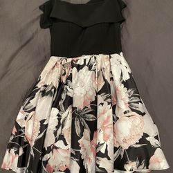 Like new Size 8 Juliette Betsy And Adam Cocktail Formal Dress Black Floral