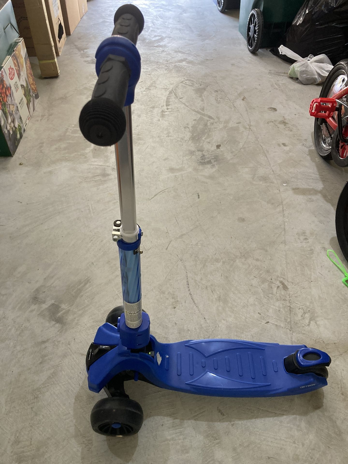 Foldable scooter blue color