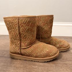 ✨ Girls UGG Classic Logo Boots – Size 4 ✨