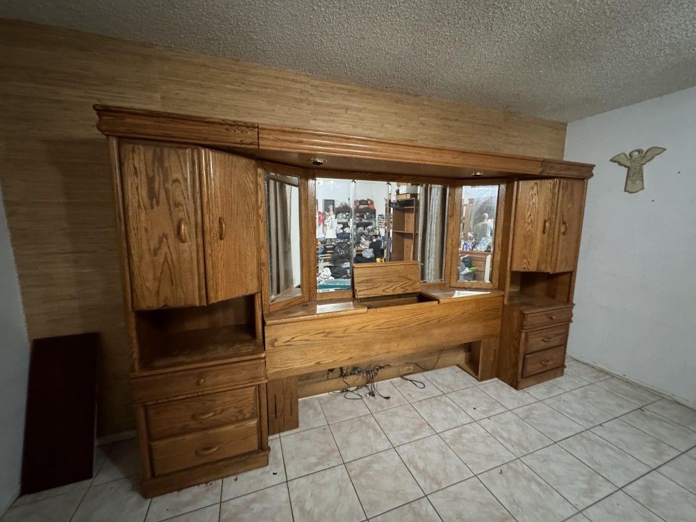 Vintage Solid Wood King Bedroom Set 