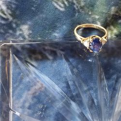  14K YELLO GOLD Ladies RIGHTHAND RING or A BEAUTIFUL ENGAGEMENT RING!!!!!   SIZE 6.45.  Centerstone Is A 2.8 CEYLON sapphire With Trillion diamonds.