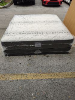 NEW MATTRESS KING SIZE PLUSH WITH BOX SPRING