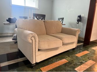 Couch, free delivery need gone !