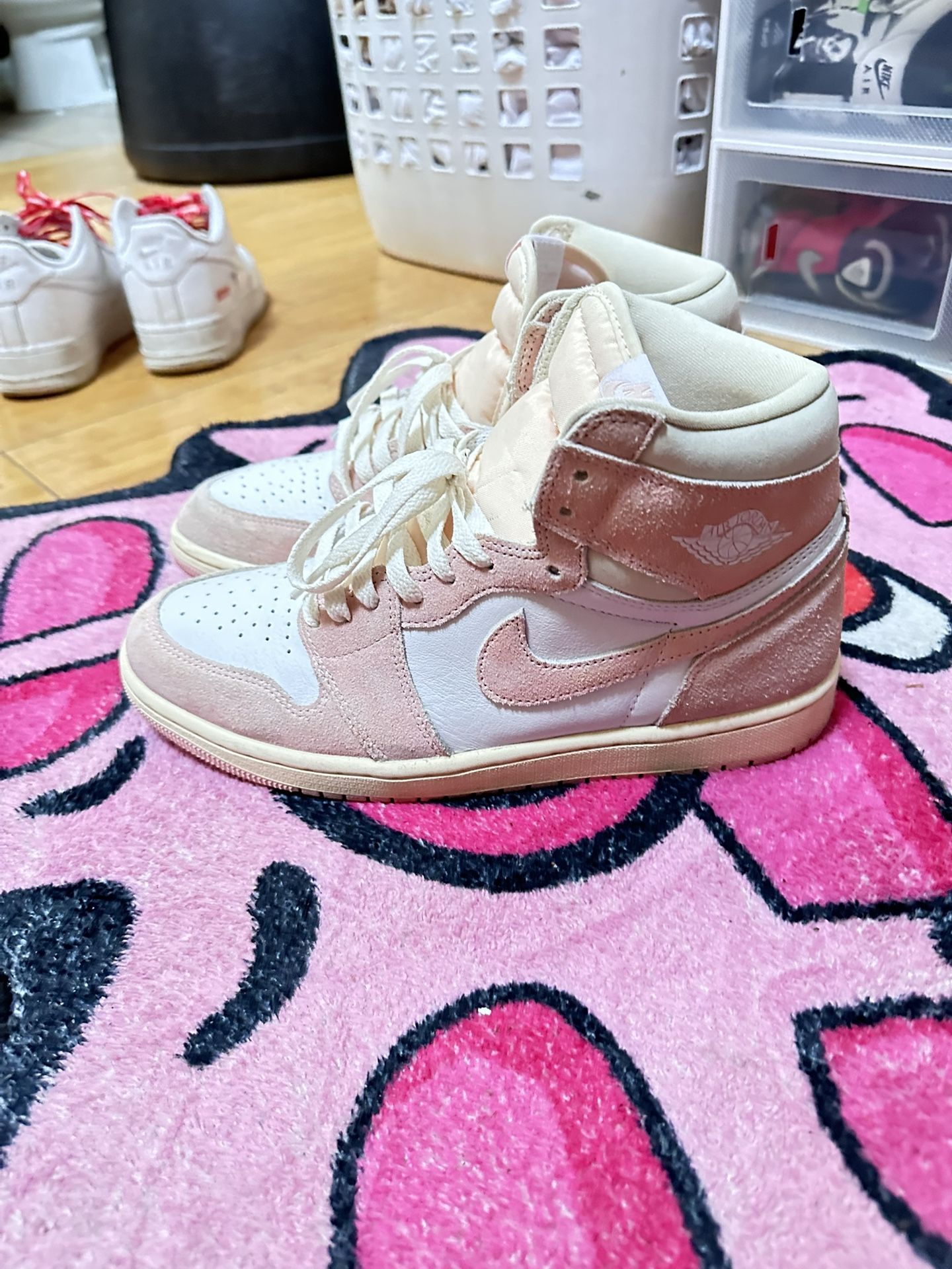 Air Jordan 1 Retro Pink Suade