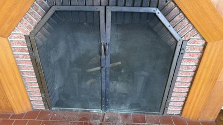 Fireplace screen with doors