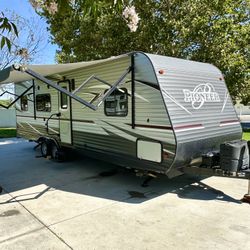 2017 Pioneer 28Ft Toy hauler Sleeps 6 . Very clean 