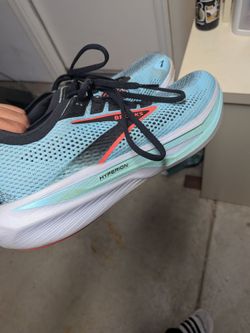 10.5 mens Brooks Hyperion Running Shoes (good condition)