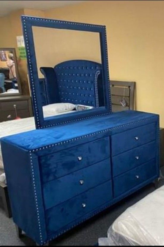 Brand new blue velvet dresser & mirror and chest (Read the description first)