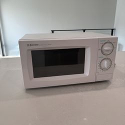 Emerson Microwave, White