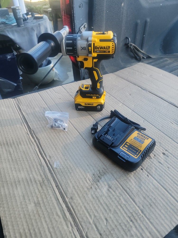 DEWALT XR 20-VOLT MAX VARIABLE BRUSHLESS CORDLESS HAMMER DRILL 4 AH BATTERY AND CHARGER INCLUDED