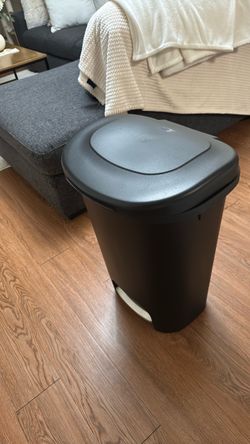 BRAND NEW 13 gallon trash can