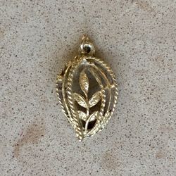 🍁 Pretty, gold tone vintage leaf design pendant