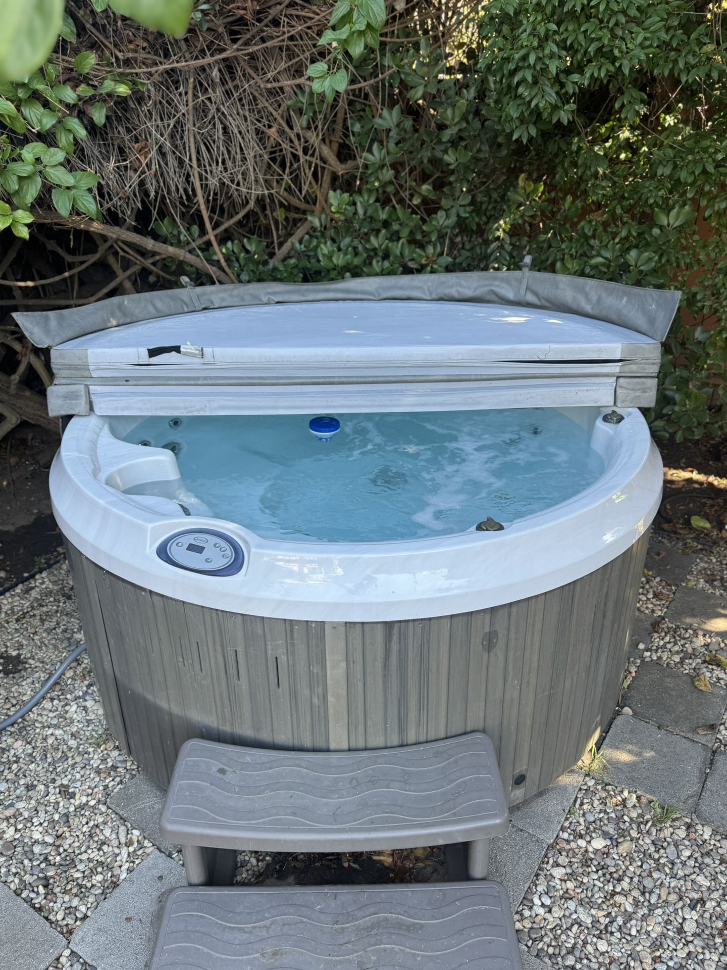 Jacuzzi Hot Tub Circular 6ft Diameter