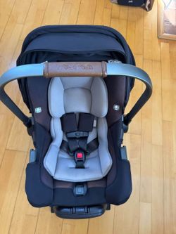 Nuna Pipa Infant Car Seat and Base Great Condition not expired