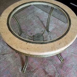 Elegant Round Marmol Coffee Table with Sturdy Metal Base.