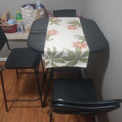 Table An 3 Chairs 