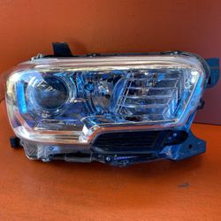 2016 2017 2018 Toyota Tacoma Right Side Headlight Halogen OEM