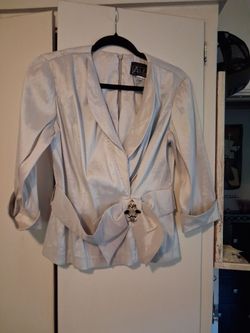 ALEX EVENINGS metallic champagne formal jacket featuring a beaded bow belt size small