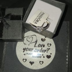 NEW Size 8 PANDORA With Tag 56mm Sterling Silver Heart Ring
Comes with the black ring box that you see in the pictures. 