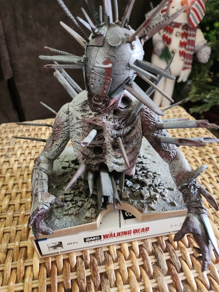 THE WALKING DEAD - SEASON 7: LIMITED EDITION SPIKE WALKER - ZAVVI EXCLUSIVE