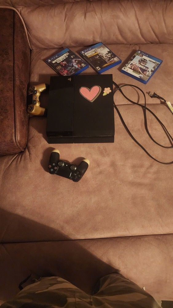 Ps4 With Two Controller And Three Games