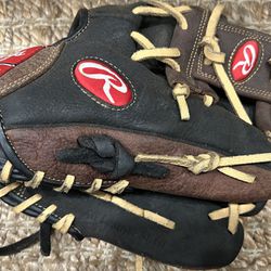 Hello, I’m Selling My Kids Baseball Glove, He Grew Up and don’t Need It Anymore, 