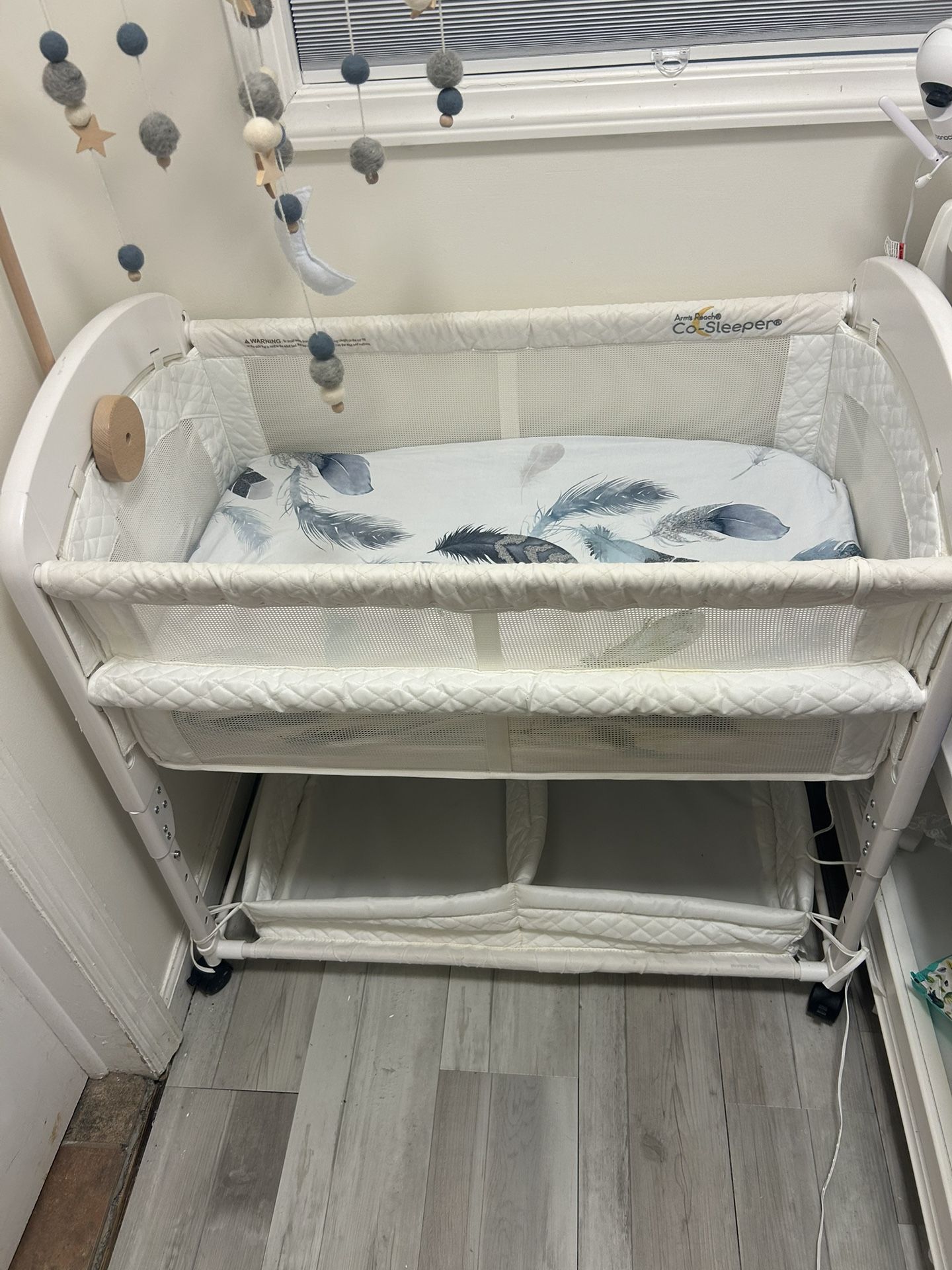 Arms Reach co-sleeper bassinet