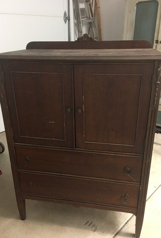 BANDEROB CHASE Oshkosh armoire antique dresser.