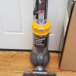 New Cond DYSON MUITI FLOOR VACUUM  , WORKS EXCELLENT.  AMAZING POWER  SUCTION 
