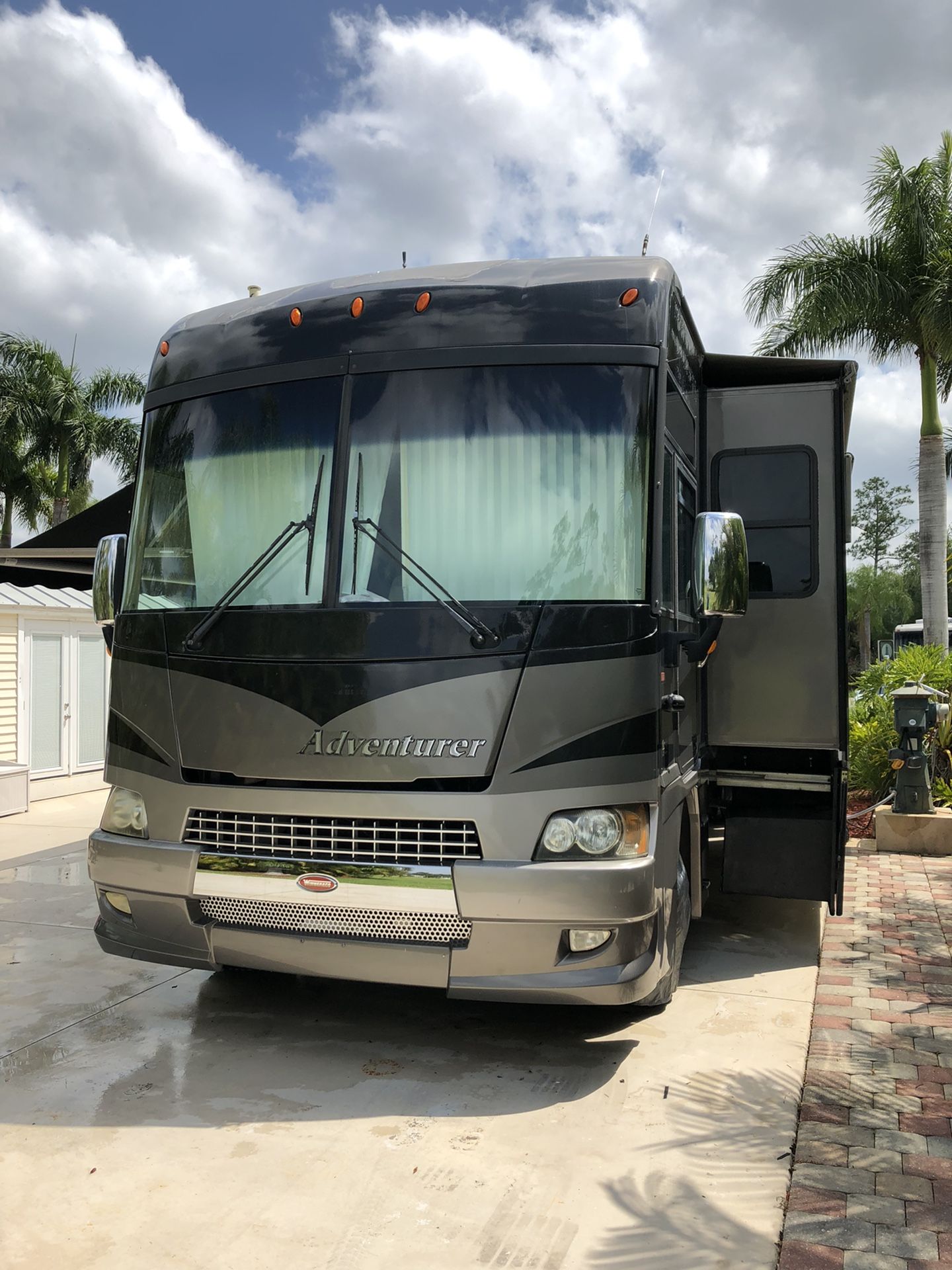 2006 Winnebago 35U