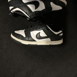Nikes Dunk Low Pandas 