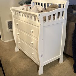 White Oneman Changing Table Dresser with Pad And Dresser 
