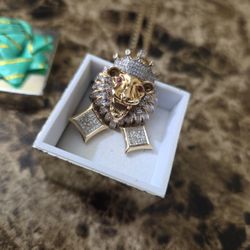 A Real Gold & Diamond Lion Crown Pendant +
Earrings Set 