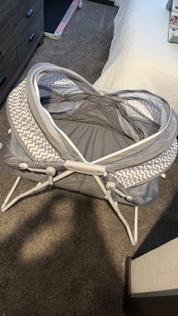 Baby bassinet zip up