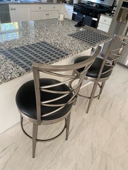 2 bar stools