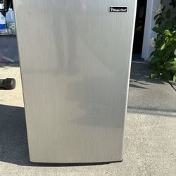 💥 Mini Fridge - Magic Chef 3.5 cu ft (Model HMBR350SE1) – Great Condition! 💥