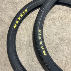 Maxi hookworm tires 