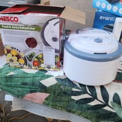 NESCO 5-Tray Snackmaster Pro Food Dehydrator with Jerky Spice, 600W Professional Food Dehumidifie, Includes Jerky Spice & Cure Packs, Fruit Roll Sheet