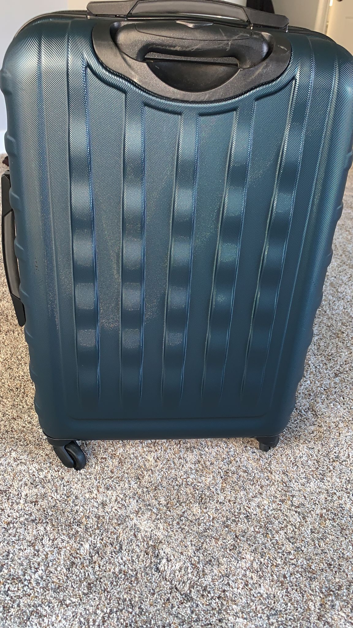 NEW SAMSONITE MEDIUM SUITCASE