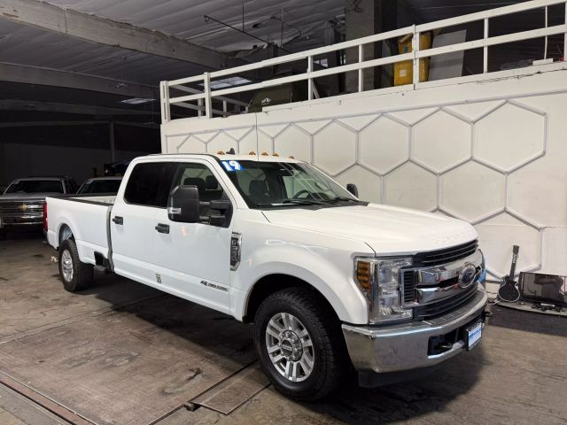2019 Ford F350 Super Duty Crew Cab & Chassis