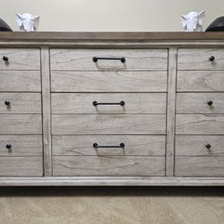Dresser And Night Stand Set (3 Pieces)