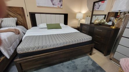 New Arrival!! 4 pc Casual Transitional King Bedroom set