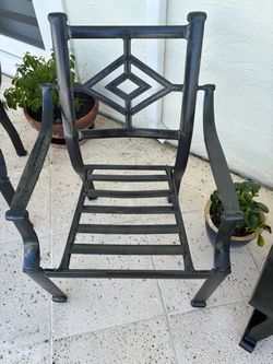 Dos sillas de aluminio