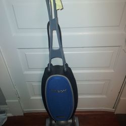 Oreck Magnesium LW1500 Lightweight Upright Bag Vacuum Cleaner Refurbished In Excellent Condition 