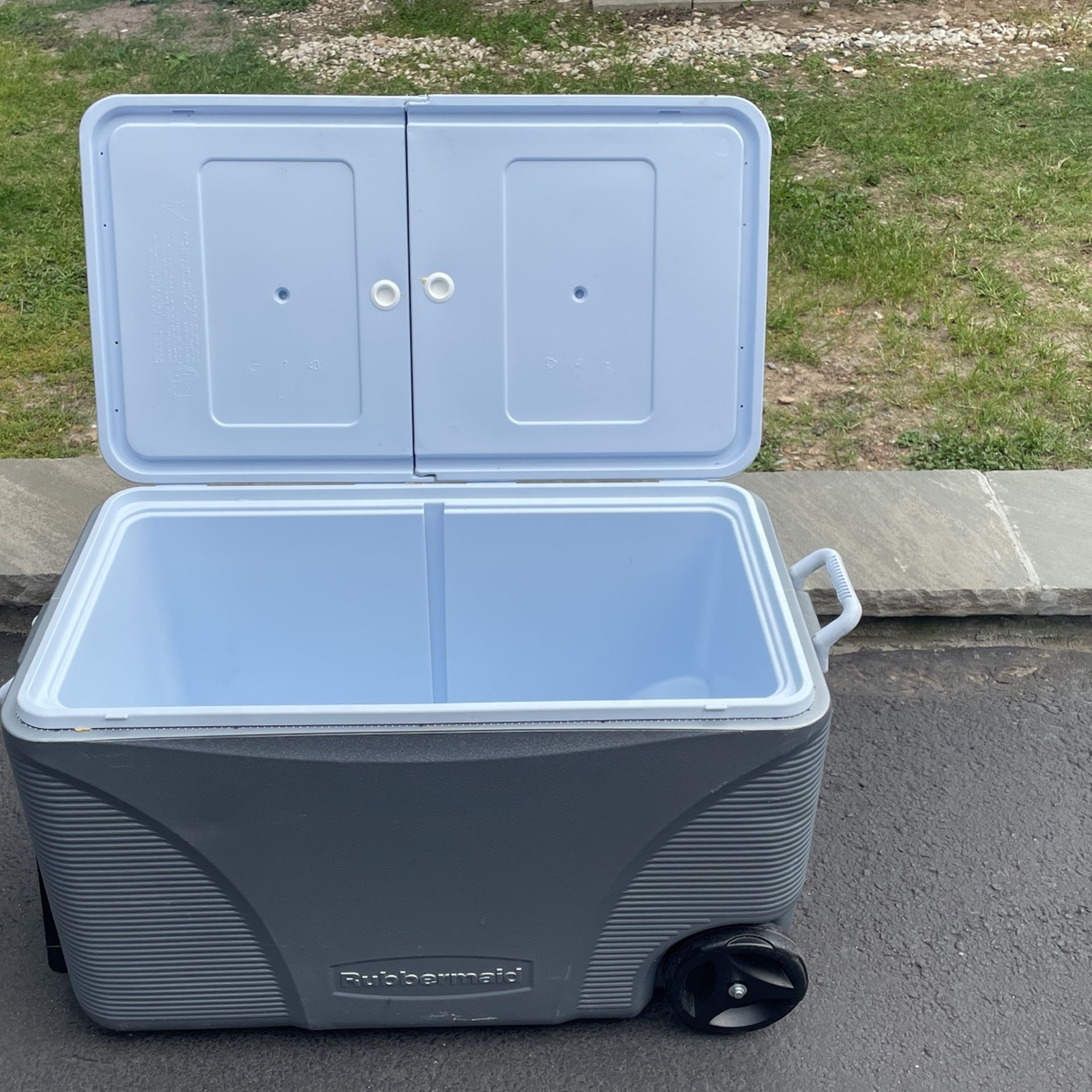 Rubbermaid 50qt Cooler w/Handle
