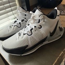 Nike LeBron Witness 7 