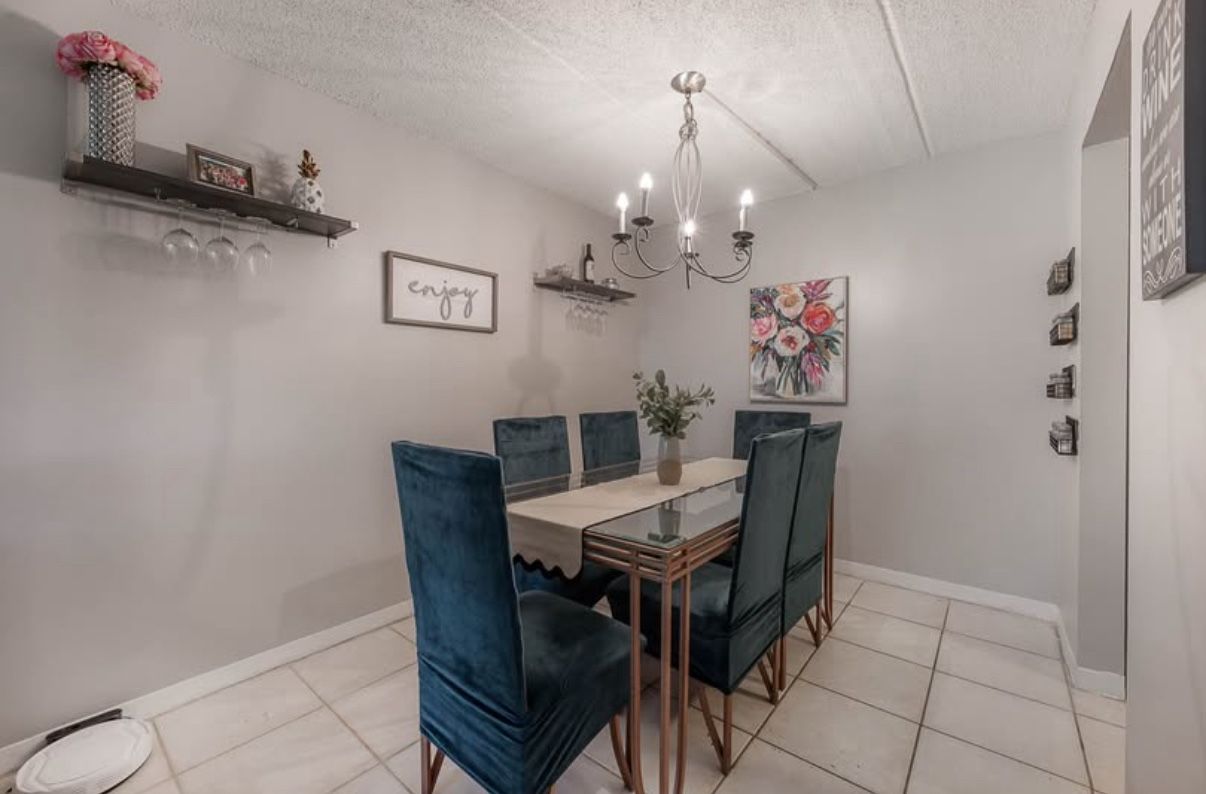 Dining Room Table and 6 Chairs