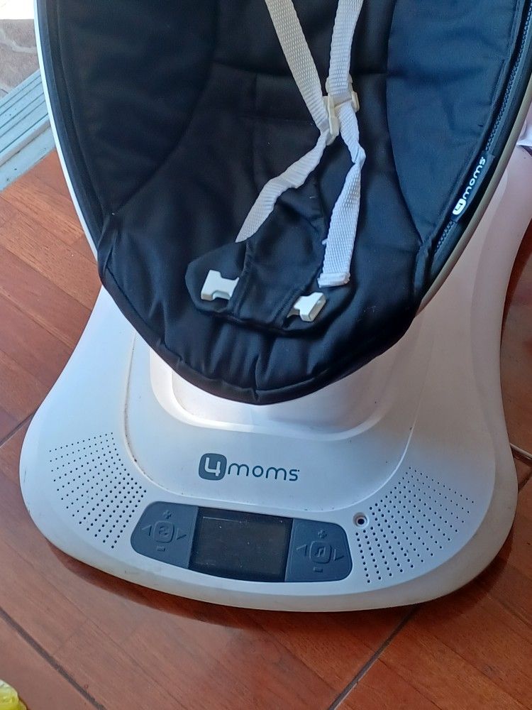 mamaRoo®4 multi-motion baby swing