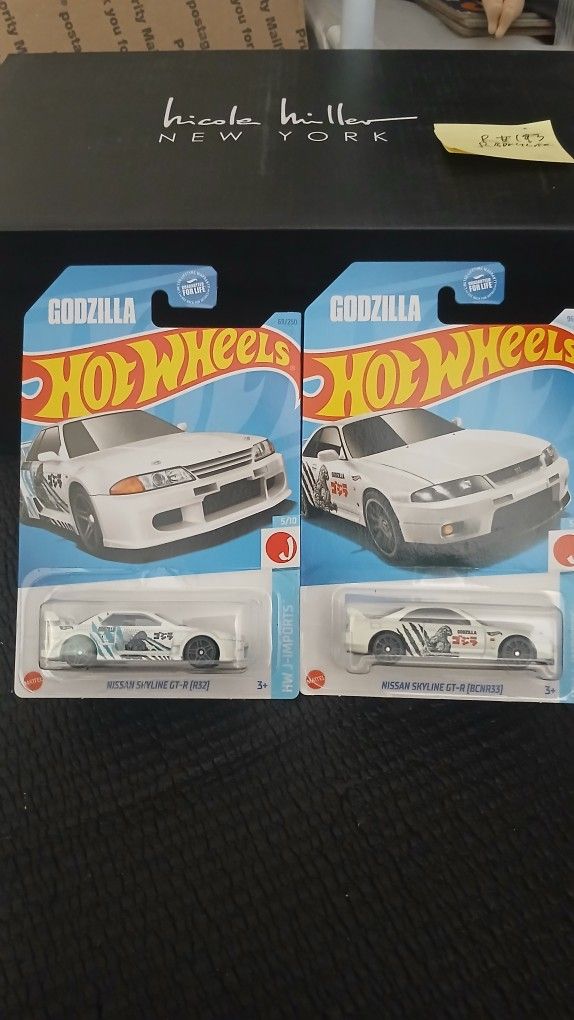 1989 To 1998 Nissan Skyline GODZILLA R32 Vs R33 (2) 164 Scale Hot Wheels π₯ π New ** Buy $20+& Get a Free Hot Wheels Sealed