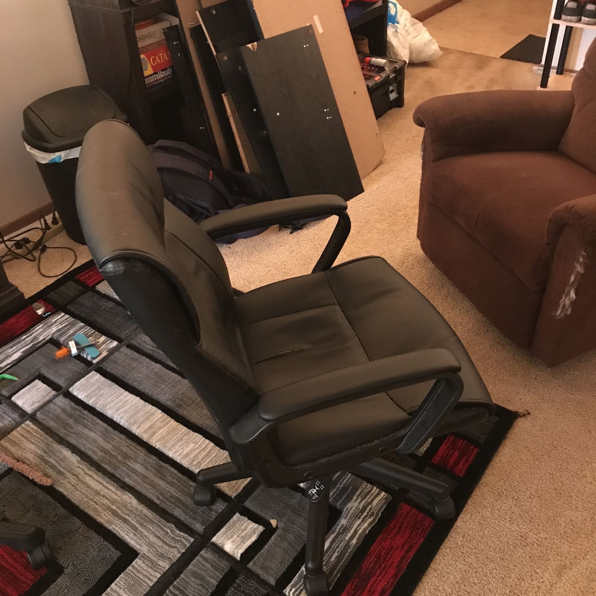 Black Leather Rolling Comfy Office Chair $35